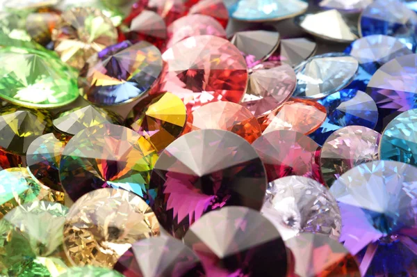 Радужные кристаллы граненые драгоценные камни на белом фоне — стоковое фото