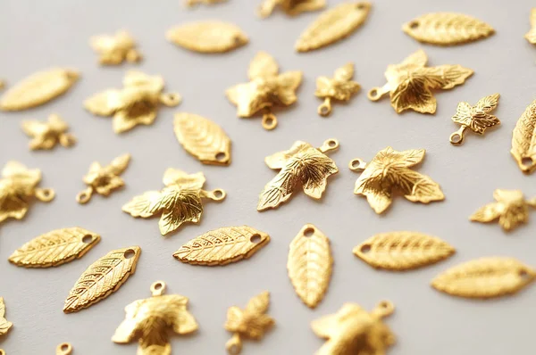 Muitas folhas de metal douradas brilhantes. Resultados de jóias — Fotografia de Stock