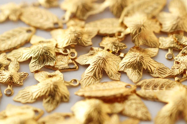 Muitas folhas de metal douradas brilhantes. Resultados de jóias — Fotografia de Stock