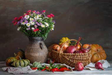 Rustik tarzı natürmort. Sonbahar koleksiyonu. Hasat. Penceresinden doğal ışık.
