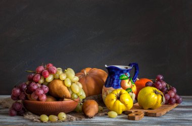 Rustik bir tarzda natürmort. Sonbahar koleksiyonu. Hasat. Renkli sürahi. Pencereden gelen doğal ışık.