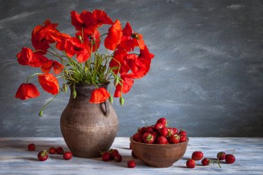 Natürmort rustik tarzda: Seramik ve bir buket kırmızı haşhaş