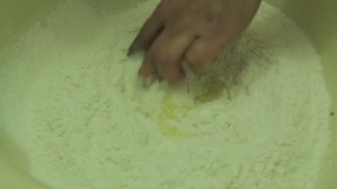 Yetişkin kadın el hamur yoğurmak.