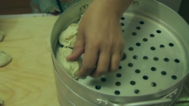 东方饺子与切碎的肉和土豆 — 图库视频影像