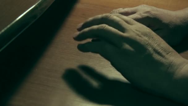 Mens händer att trycka händerna på bordet — Stockvideo