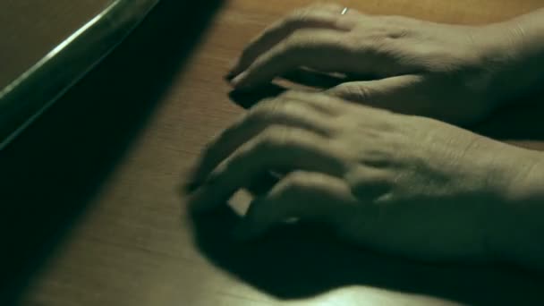 Ein älterer Mann versucht, seine taube Hand wieder zu fühlen — Stockvideo