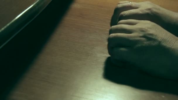 En äldre man försöker återställa känsla att handen domnar — Stockvideo