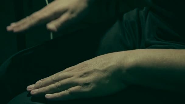 Mani degli uomini toccando le mani sul ginocchio — Video Stock