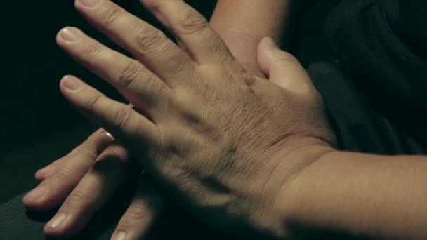 Männerhände klopfen Hände auf das Knie — Stockvideo
