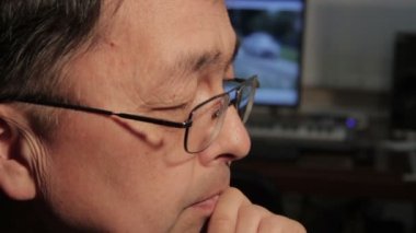 Konularda düşünme ve çalışmaya Başlarken aşağı Asya adam