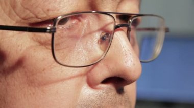 Konularda düşünme ve çalışmaya Başlarken aşağı Asya adam