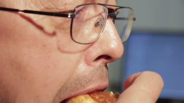 Портрет небритого человека, поедающего торт — стоковое видео