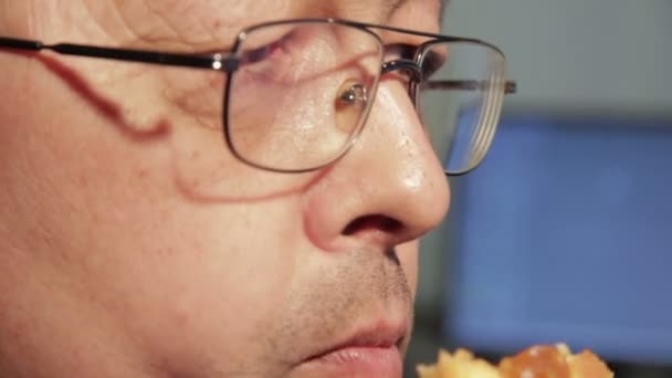 Πορτρέτο του αξύριστος άνθρωπος τρώει ένα κέικ — Αρχείο Βίντεο