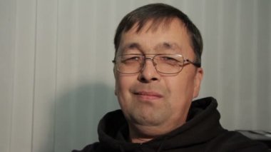 Portre Asya adam gözlüklü.