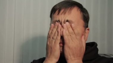 Hastalıklı gözlü Asyalı adam.