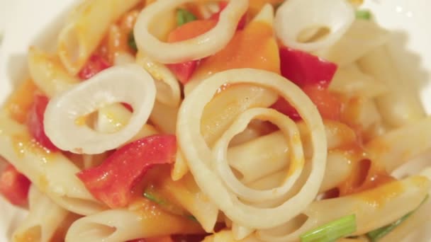 Паста Пенне с овощным соусом. Итальянская кухня. Паста-блюдо — стоковое видео