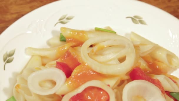 Těstoviny Penne s omáčkou zeleniny. Italská kuchyně. Těstoviny — Stock video