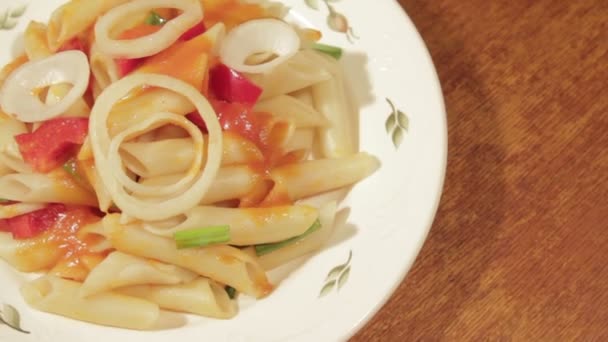 Pasta Penne con salsa de verduras. Cocina Italiana. Pasta Plato — Vídeos de Stock