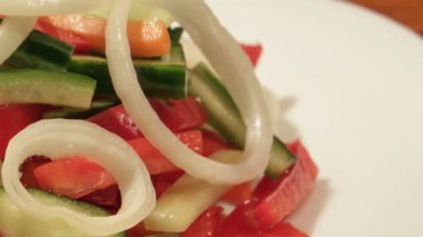 Taze sebzeli sağlıklı salata..