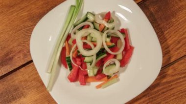 Taze sebzeli sağlıklı salata..