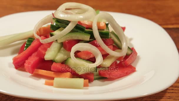 Gesunder Salat mit frischem Gemüse. — Stockvideo