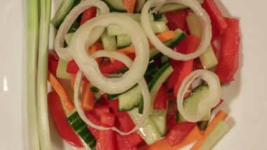 Taze sebzeli sağlıklı salata..