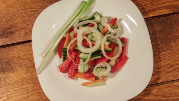 Υγιεινή σαλάτα με φρέσκα λαχανικά. — Αρχείο Βίντεο