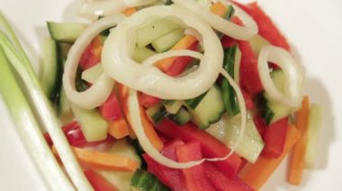 Taze sebzeli sağlıklı salata..