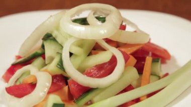 Taze sebzeli sağlıklı salata..