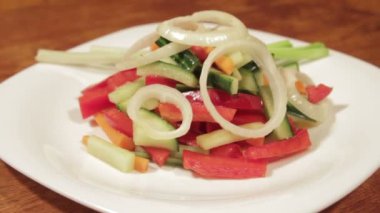 Taze sebzeli sağlıklı salata..