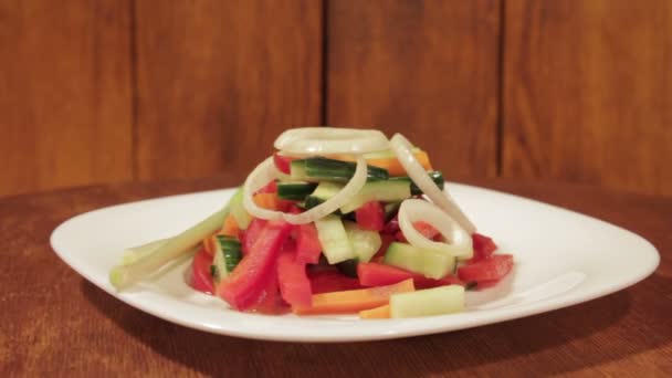 Salada saudável com legumes frescos . — Vídeo de Stock