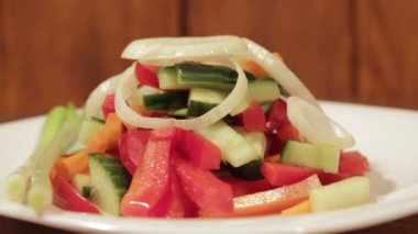 Taze sebzeli sağlıklı salata..