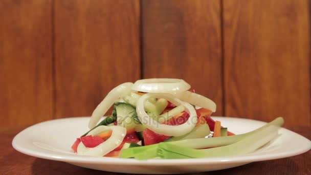 Salada saudável com legumes frescos . — Vídeo de Stock