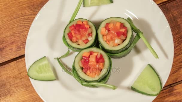 Gesunde Zwischenmahlzeit mit frischem Gemüse. — Stockvideo