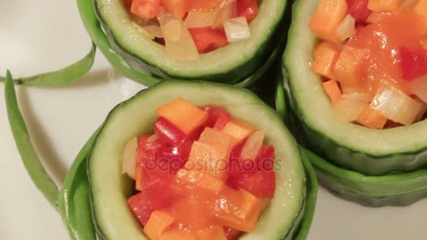 Collation saine de légumes frais . — Video