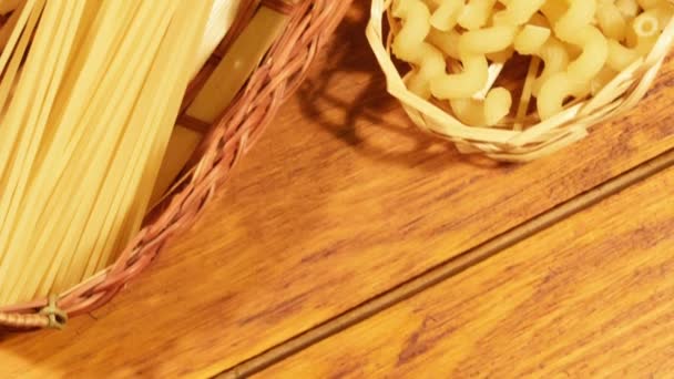 Pasta cruda impreparata su tavole di legno — Video Stock