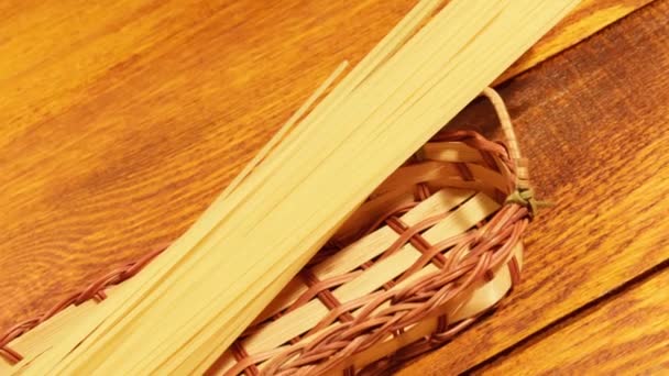 Pastas crudas sin preparar sobre tablas de madera — Vídeo de stock