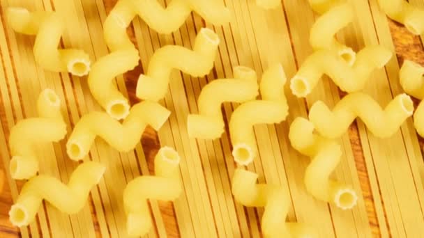 Pasta cruda impreparata su tavole di legno — Video Stock