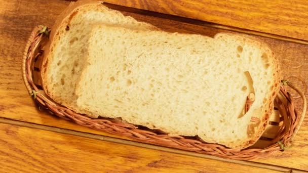 Pasta en brood op een houten achtergrond — Stockvideo