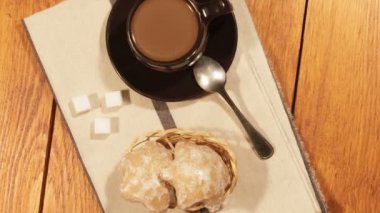 Sütlü kahve şeker ve gingerbreads ile