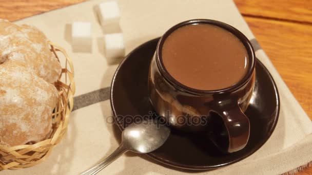 Koffie met melk, suiker en met gingerbreads — Stockvideo