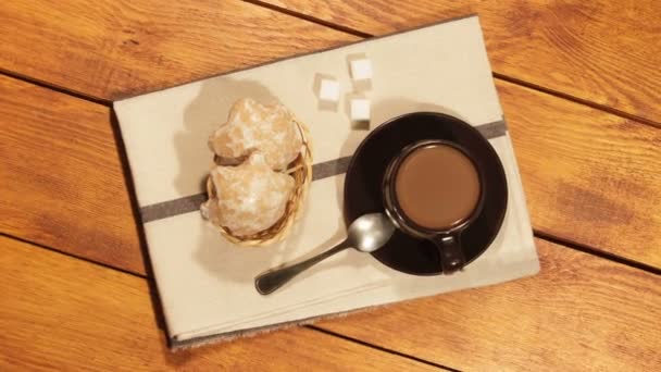 Café con leche, azúcar y con pan de jengibre — Vídeos de Stock