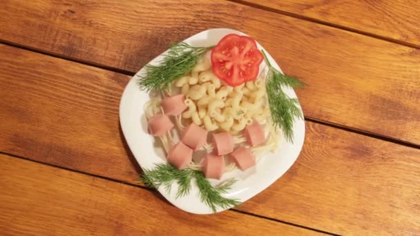 Pasta con salsicce. Creativo cibo arte idea per i bambini pasto vista dall'alto — Video Stock