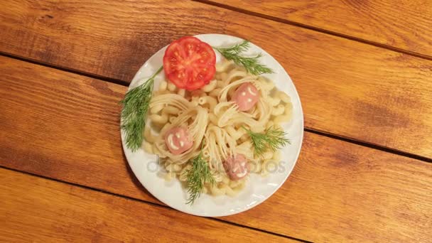 Pasta con salsicce. Creativo cibo arte idea per i bambini pasto vista dall'alto — Video Stock