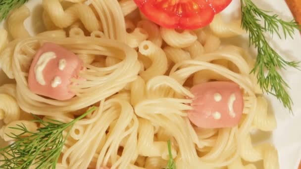 Pasta met worst. Creatieve voedsel kunst idee voor kinderen maaltijd bovenaanzicht — Stockvideo