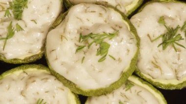 Fırında pişirilmiş Sarımsak soslu kabak ile snack.