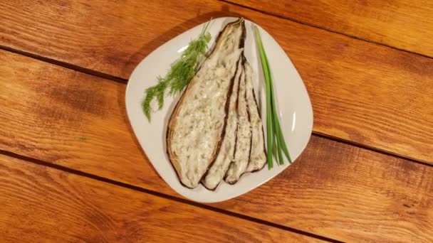 Snack de berenjena con salsa de ajo, cocido en el horno . — Vídeo de stock