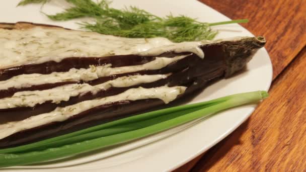 Aubergine snack met met knoflooksaus, gebakken in de oven. — Stockvideo