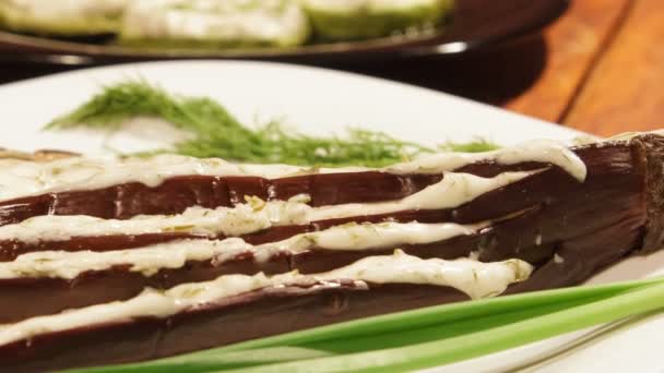 Aubergine snack met met knoflooksaus, gebakken in de oven. — Stockvideo