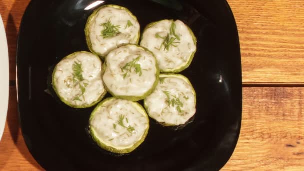 Snack de calabacín con salsa de ajo, cocido en el horno . — Vídeos de Stock